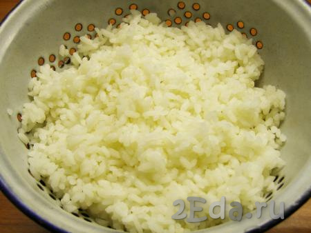 Приготовим начинку для перца. Рис выкладываем в кипящую подсоленную воду и отвариваем до полуготовности (в течение минут 10 - зёрнышки внутри должны быть твёрдыми). Оставшуюся воду сливаем через дуршлаг, оставляем рис немного остыть.