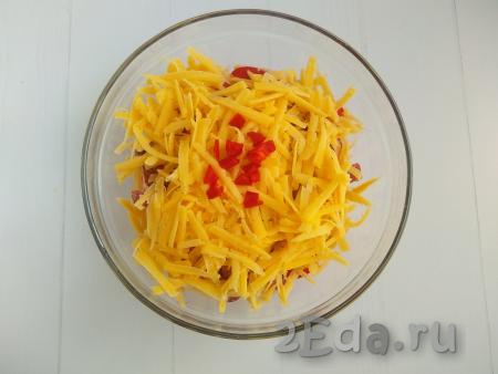Красный болгарский перец очистить от семян, мелко нарезать и тоже добавить в салат.