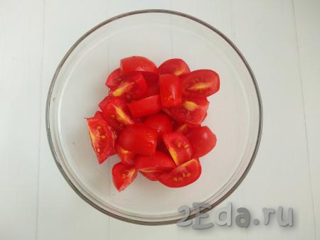 Подготовленные помидоры выложить в глубокую миску.