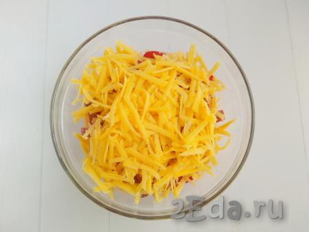 Сыр натереть на крупной тёрке, выложить в салат из помидоров и полукопчёной колбасы.