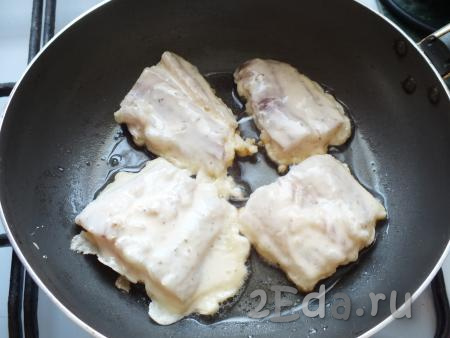 Выложите кусочки филе минтая в кляре на разогретую сковороду. Обжаривайте рыбку в течение 5 минут на огне чуть ниже среднего. 