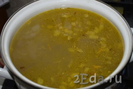 Когда картошка станет мягкой, добавить в постный гороховый суп обжаренные лук с морковью, посолить по вкусу, довести до кипения. 