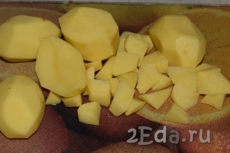 Картофель очистить, нарезать на дольки среднего размера. Когда горох сварится (станет мягким), добавить в кастрюлю нарезанную картошку и варить до готовности картофеля (15-20 минут).