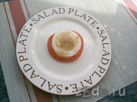 На плоскую круглую тарелку выкладывать салат в виде башенки: вначале - кружочек красного помидора, затем - колечко сладкого перца и кружочек лука, немного посолить, полить чуть заправкой.