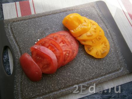 Красный и жёлтый помидоры нарезать кружочками толщиной около 0,5 см.