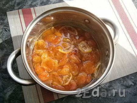 Поставить на огонь и варить абрикосовое варенье с лимоном на медленном огне, помешивая, ещё около 15-20 минут.