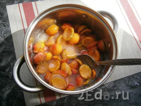Далее поставить кастрюлю с абрикосами на средний огонь и довести до кипения (если сока выделяется немного, добавить 20 мл воды).