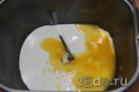 Кефир комнатной температуры влить в ведёрко хлеюопечки, добавить растопленное не горячее сливочное масло (его можно заменить на растительное масло). 