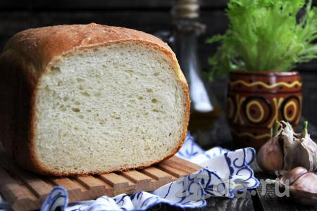 Хлебушек полностью остудить, а затем нарезать на кусочки и подать к столу. Белый хлеб, приготовленный на кефире в хлебопечке, получается очень вкусным, с нежнейшим мякишем, поэтому он несомненно понравится многим!