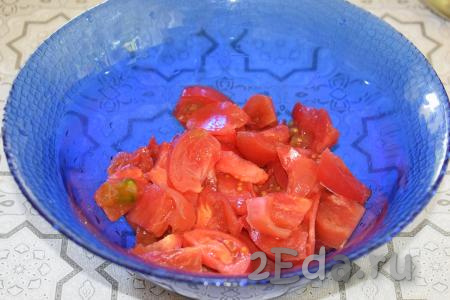 Нарезаем помидоры на дольки и выкладываем в салатник.