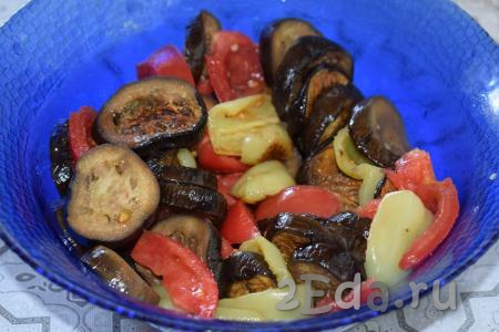 Далее к помидорам добавляем наши запечённые баклажаны и перцы.