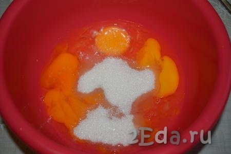 Яйца, соль и сахар выложить в глубокую миску.