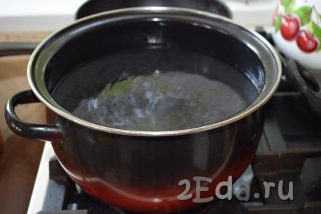 Ставим на плиту кастрюлю с 3 литрами воды, доводим воду до кипения.