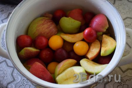 Пока закипает вода, моем алычу и яблоки. Далее яблоки обрезаем от битых бочков, порчи и семенных коробочек. Нарезаем яблоки на крупные дольки.