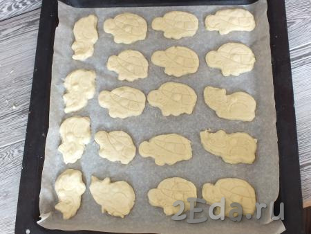 Противень застелите пекарской бумагой, выложите подготовленные заготовки печенья и отправьте в духовку, разогретую до 180 градусов. Выпекайте печенье минут 20-25 (продолжительность выпечки во многом зависит от духовки).