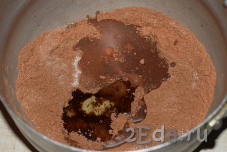 Далее приготовим шоколадный соус, для этого в алюминиевую кастрюльку насыпаем какао и сахар, вливаем масло и воду, перемешиваем.
