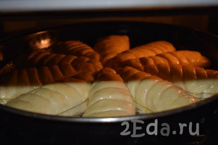 Отправляем форму (противень) с булочками в разогретую духовку и выпекаем минут 35 при температуре 180 градусов.