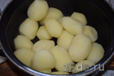 В это время очистить картофель и отварить его в подсоленной воде в течение минут 15 с момента закипания, затем воду слить.