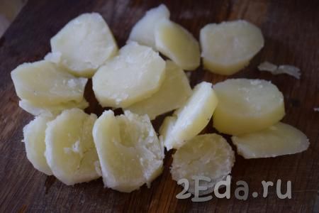 Отваренный картофель нарезать на кружочки.