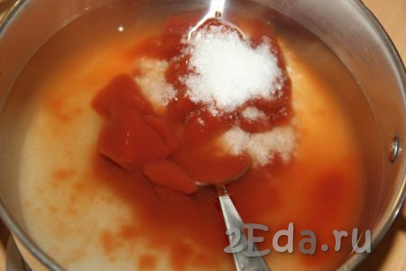 В воду с сахаром и солью добавить томатную пасту и хорошо перемешать.