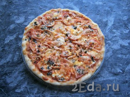 Тарелку с домашней пиццей отправить в микроволновку, готовить 15 минут при мощности 750 Ватт.