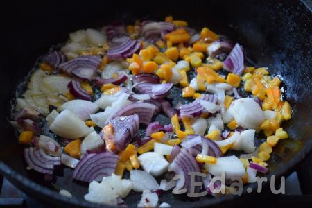 Отправляем в разогретую сковороду лук и морковь, жарим на среднем огне, иногда помешивая, до прозрачности овощей (примерно, 7-8 минут).