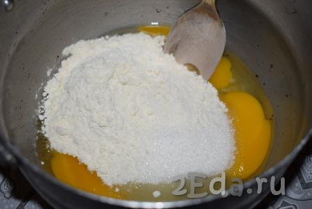 Готовим два крема. Сначала заварной, так как ему надо будет полностью остыть. Крем можно приготовить и накануне вечером. В алюминиевой кастрюле (это важно (!), в эмалированной кастрюле крем может подгореть) смешиваем яйца, сахар, ванилин и муку.