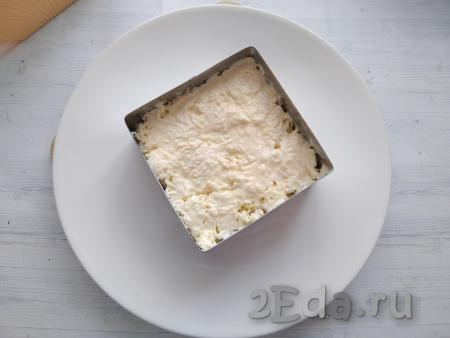 Поверх лука выложить сыр, натёртый на мелкой тёрке, и смазать майонезом.