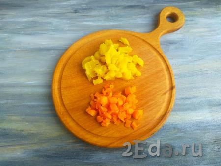 Варёные картофель, морковь и свеклу остудить, очистить от кожуры. Нарезать картошку и морковь мелкими кубиками (я нарезала с помощью сетки для резки овощей).