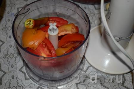 Нарезанные помидоры, острый и болгарские перцы выкладываем в чашу блендера и измельчаем до однородности в несколько приёмов. Можно, конечно, прокрутить овощи на мясорубке.