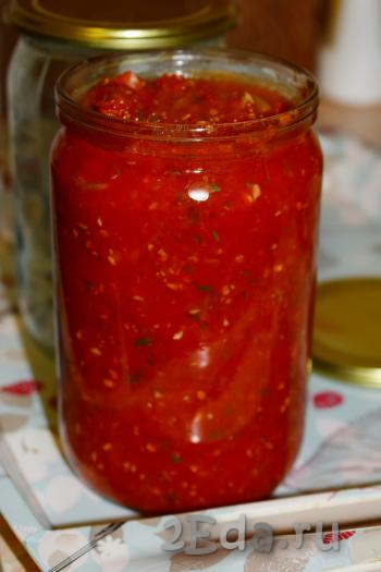 В чистые простерилизованные банки раскладываем томатный соус, приготовленный с добавлением базилика и чеснока.