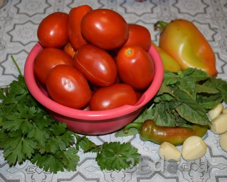 Подготовим продукты для приготовления томатного соуса на зиму. Помидоры вымоем, из болгарского перца удалим семена и плодоножки. Чеснок очистим, вымоем острый перец, петрушку и базилик.