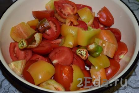 Нарежем помидоры на половинки, болгарский и острый перец (семена из острого перца я не удаляла) - на кусочки.