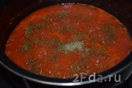 По прошествии времени, когда томатная масса станет однородной, добавляем к ней специи "Итальянские травы" (или "Прованские травы").