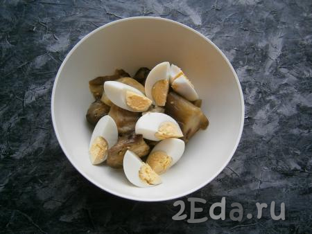Баклажаны нарезать и добавить к ним яйца, разрезанные на несколько частей.
