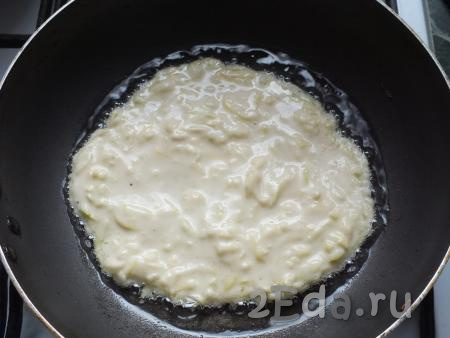 Возьмите сковороду с толстым дном (или антипригарным покрытием). Налейте пару столовых ложек растительного масла, разогрейте. Уменьшите огонь. Выложите на разогретую сковороду 3-4 столовых ложки кабачкового теста. Быстро распределите ложкой тесто по сковороде. Накройте сковороду крышкой и жарьте в течение 4 минут.