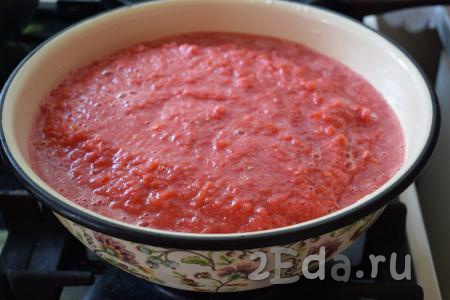 Чашу с томатной массой ставим на огонь и доводим до кипения.