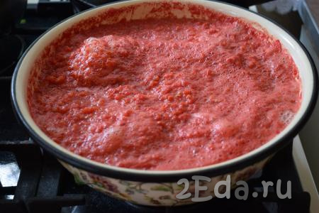 Далее начинаем уваривать томат в течение 20 минут на умеренном огне, иногда помешивая.