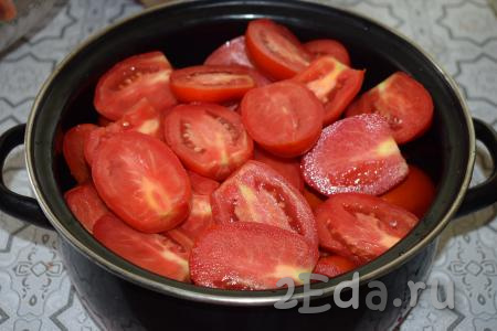 Нарезаем помидоры на половинки или четвертинки.