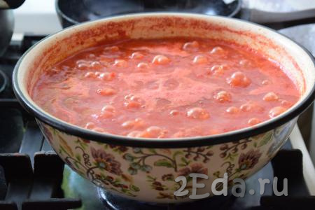 Варим томат ещё минут 10-15, периодически помешивая, во время варки будут образовываться крупные пузыри.