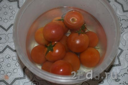 В отдельную ёмкость выкладываем помидоры, заливаем кипятком и оставляем прогреться на 10-15 минут.