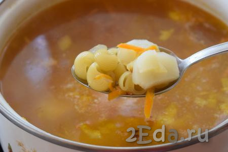 Варим суп до готовности картофеля и макарон (примерно, 10-12 минут). 