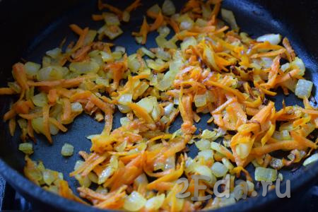 Сковороду ставим на огонь, вливаем в неё немного растительного масла. Отправляем в сковороду морковь и лук, жарим овощи на медленном огне до прозрачности (примерно, 8-10 минут), помешивая время от времени.