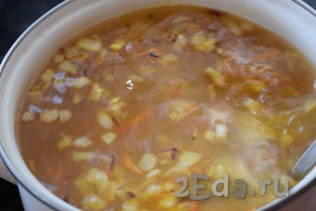 По прошествии времени в суп с филе индейки и картошкой добавляем обжаренные овощи и макаронные изделия, солим, перчим и кладём специи по вкусу.