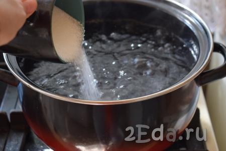 В кипящую воду всыпаем сахар и варим сироп до полного растворения крупинок сахара (3-5 минут).