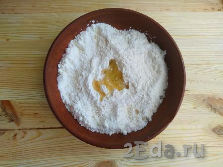 Теперь замесим тесто, для этого в миску нужно просеять муку вместе с разрыхлителем и солью. Влить растительное масло.