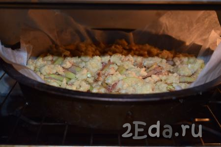 Далее отправляем творожный яблочный пирог в разогретую духовку и выпекаем при температуре 180 градусов 35-40 минут.