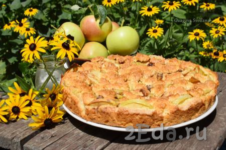 Пирог чудесно пахнет творогом, корицей, яблоками, ванилином и, конечно же, по дому витает аромат свежей, вкусной, домашней выпечки, что не может не привлечь домочадцев.