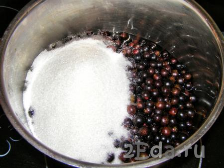 1 килограмм вымытых ягод чёрной смородины перекладываем в подходящую кастрюлю (или таз), вливаем 200 мл воды и всыпаем 500 грамм сахара.