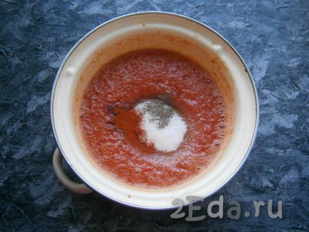 В получившийся томатно-яблочный соус всыпать соль, паприку, сахар, чёрный молотый перец, перемешать.